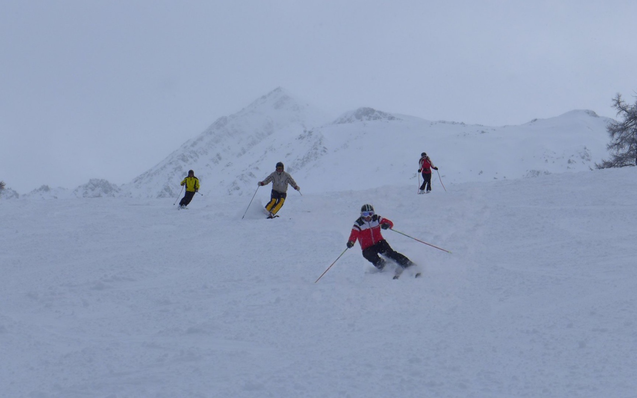 Катание на лыжах на горнолыжном курорте Лез Арк, Франция