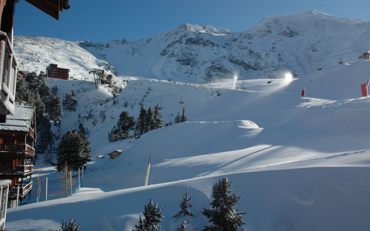 Заснеженные склоны на горнолыжном курорте Лез Арк, Франция
