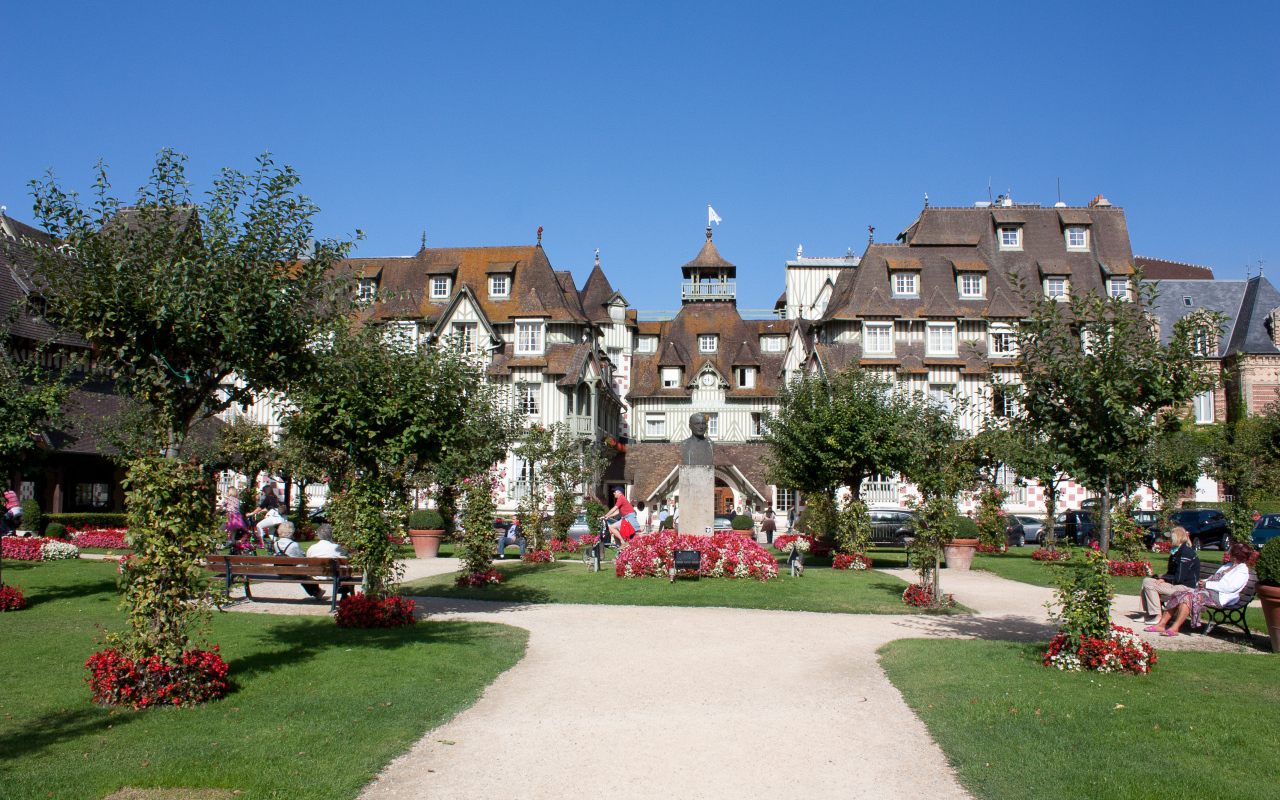 Сквер с памятником на курорте Довиль, Франция