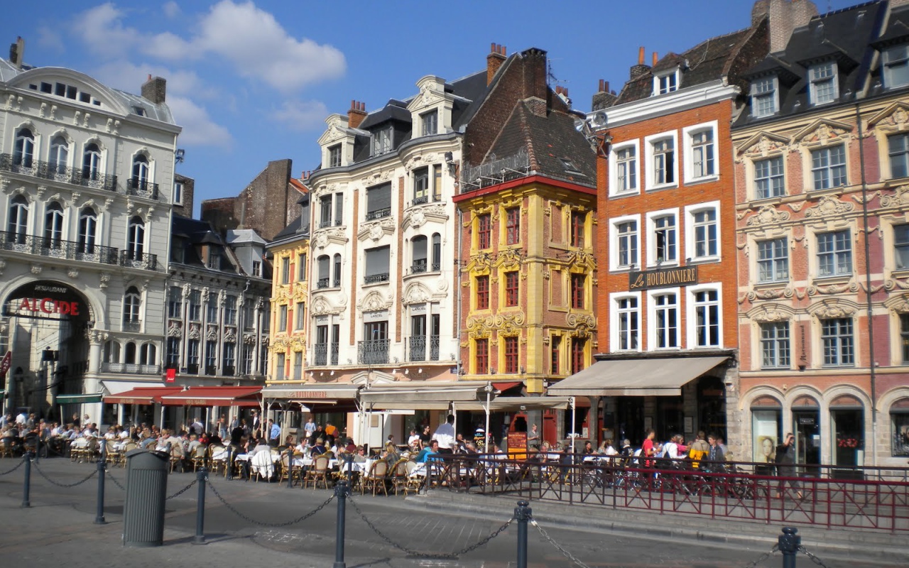 Уличное кафе в городе Лилль, Франция