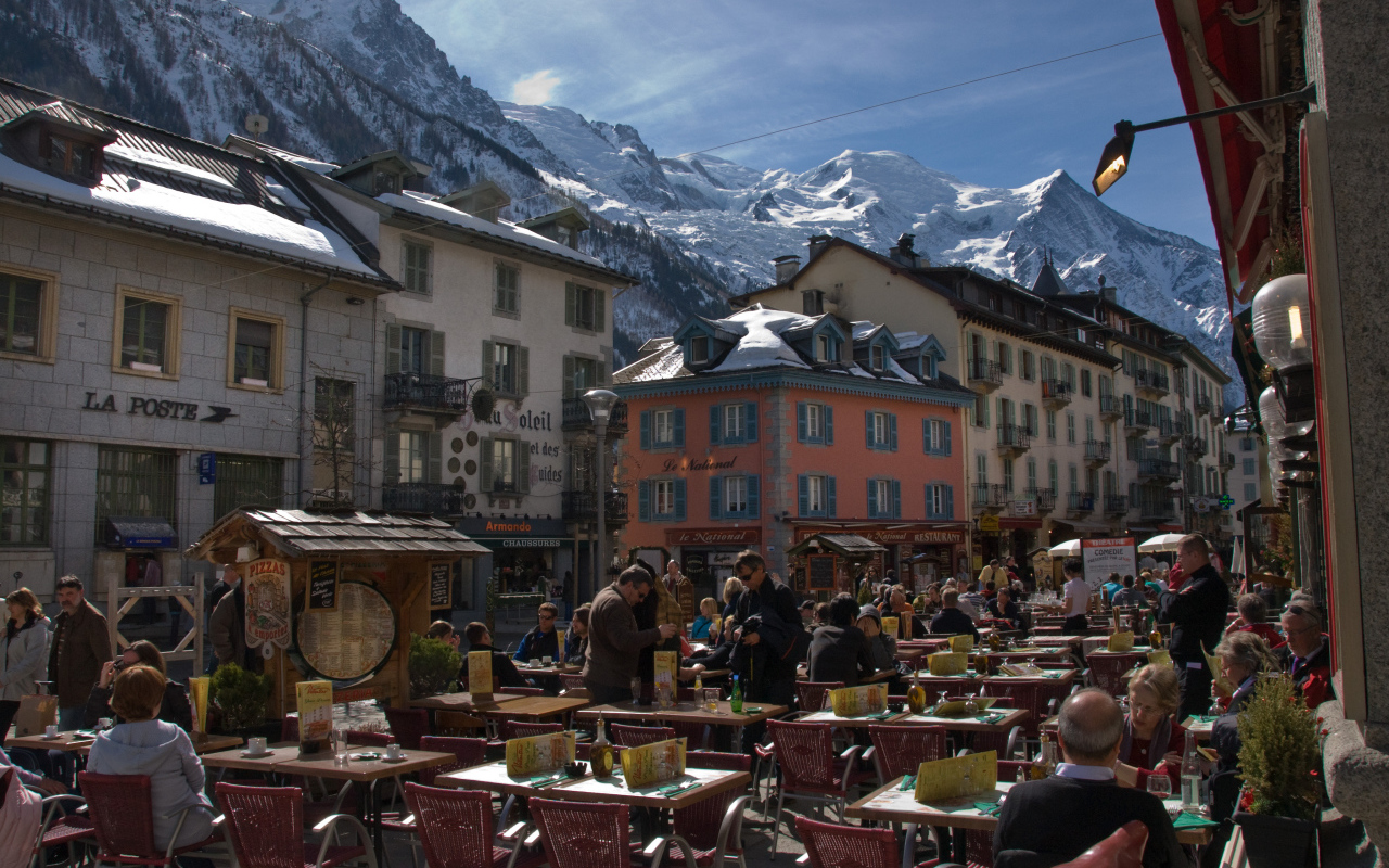 Уличное кафе на горнолыжном курорте Межев, Франция