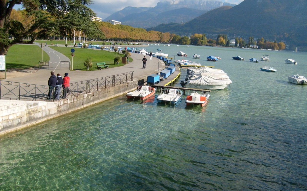 Набережная озера в городе Аннеси, Франция