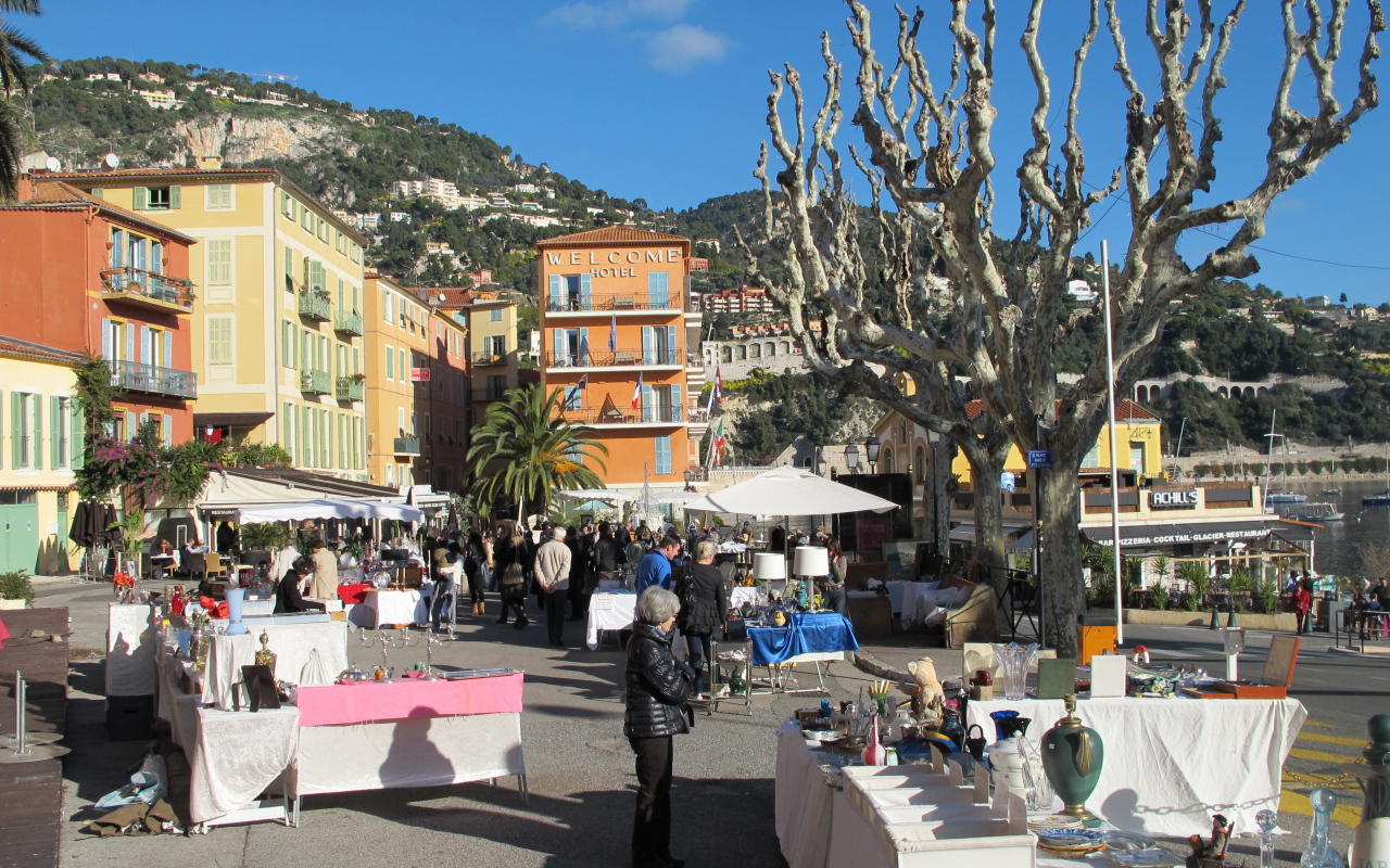 Прогулка по улице на курорте Эз, Франция