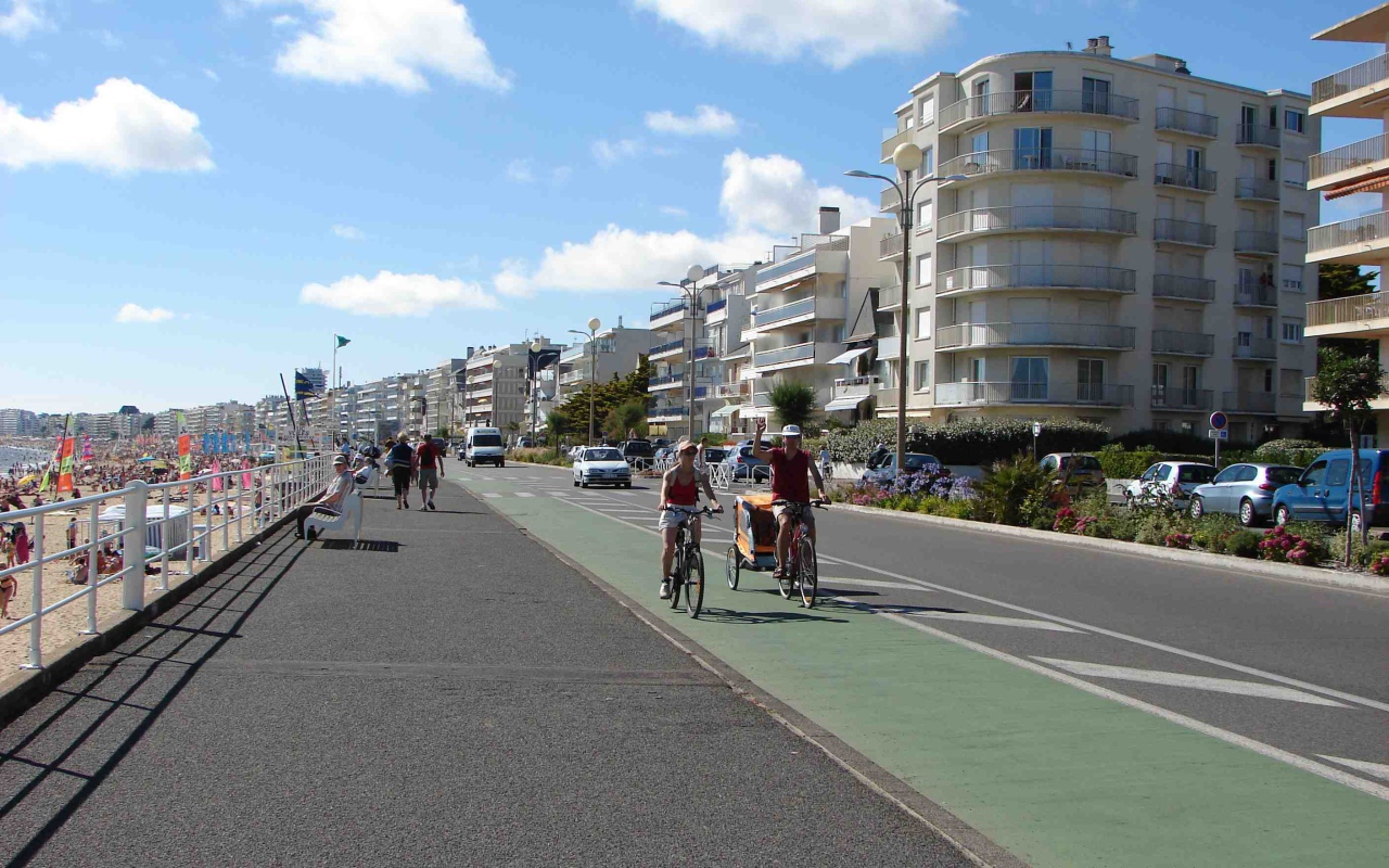 Прогулка по набережной на курорте Ла Боль, Франция