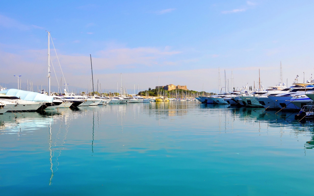 Яхты в порту на курорте Антибы, Франция