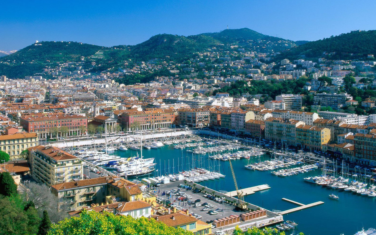 Яхты в порту в городе Марсель, Франция