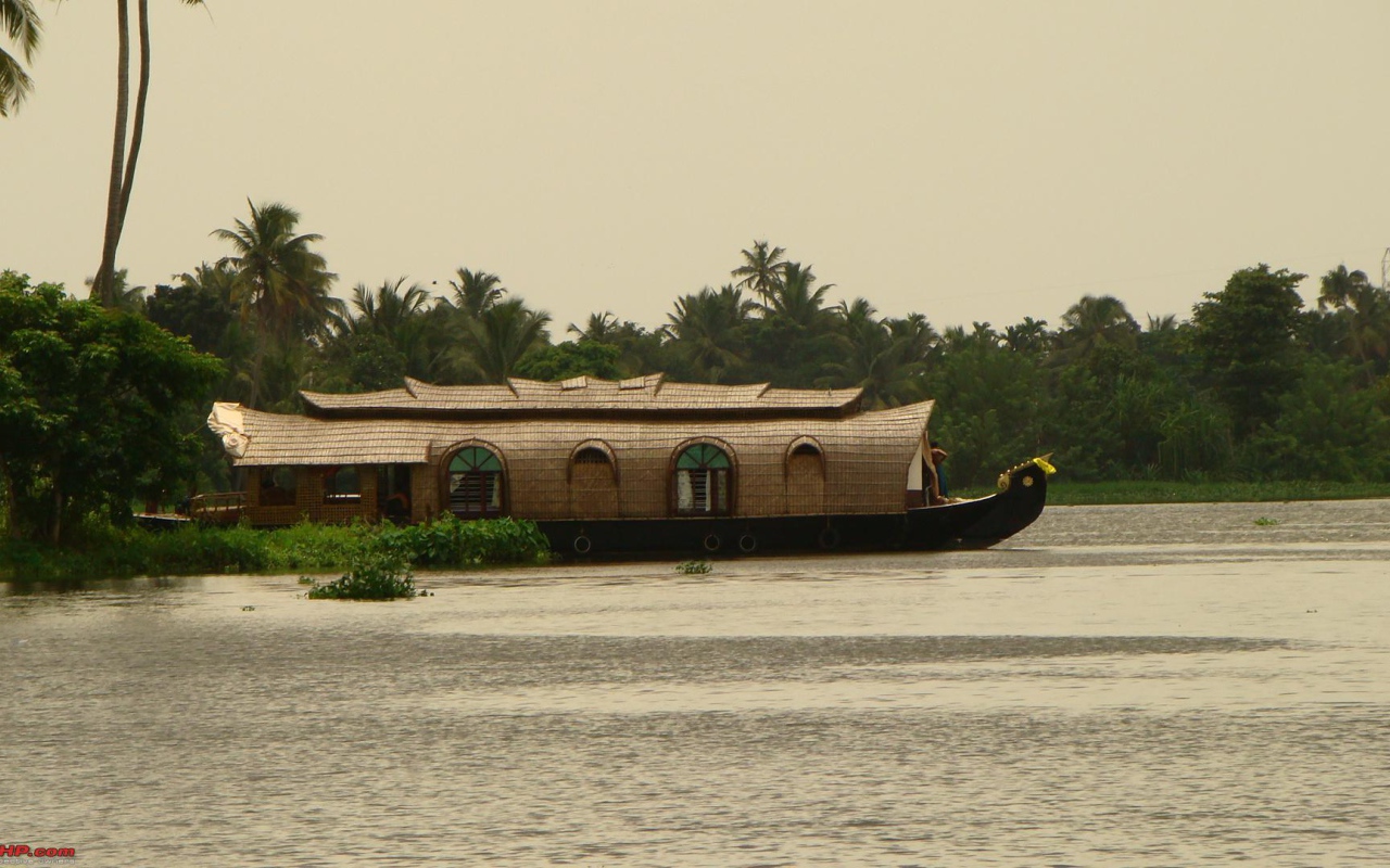 Красивый корабль в Алапуже