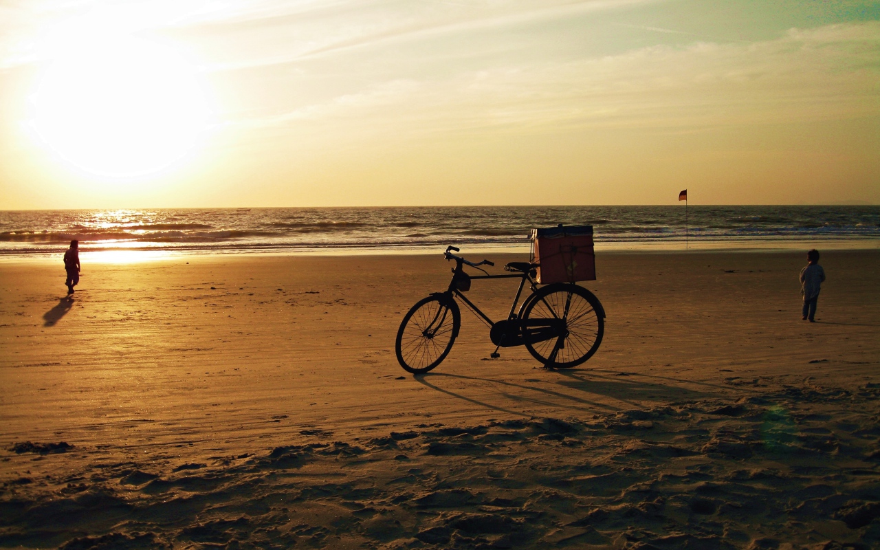 Велосипед на пляже в Гоа