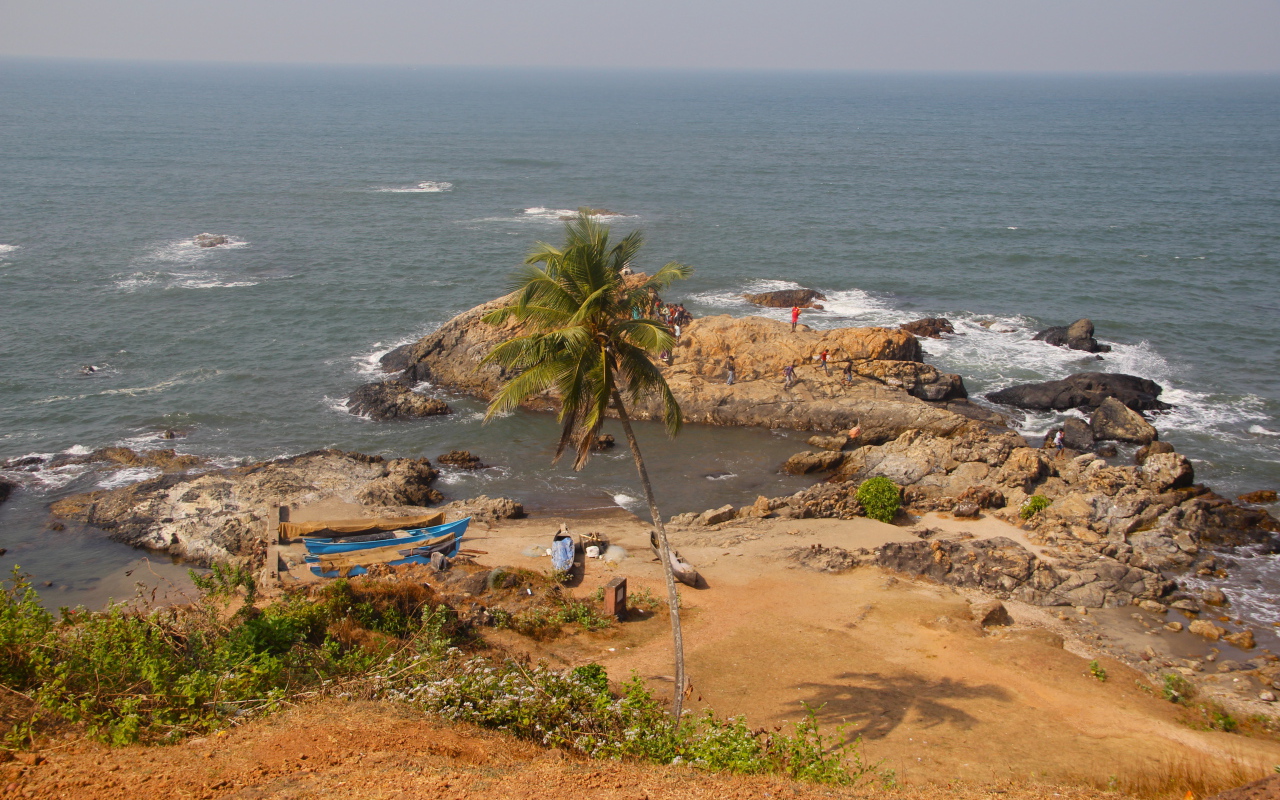 Лодки на пляже в Вагаторе