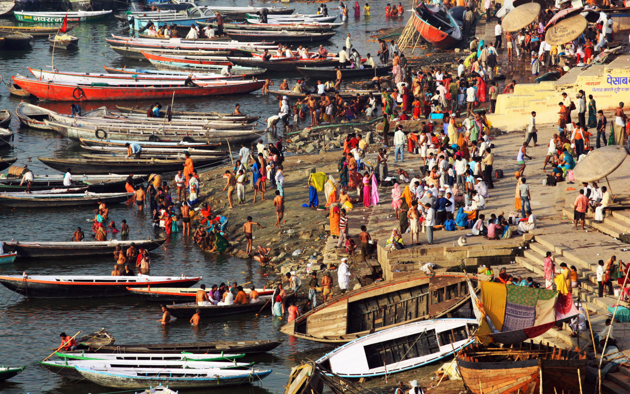 Множество лодок и берегов Варанаси