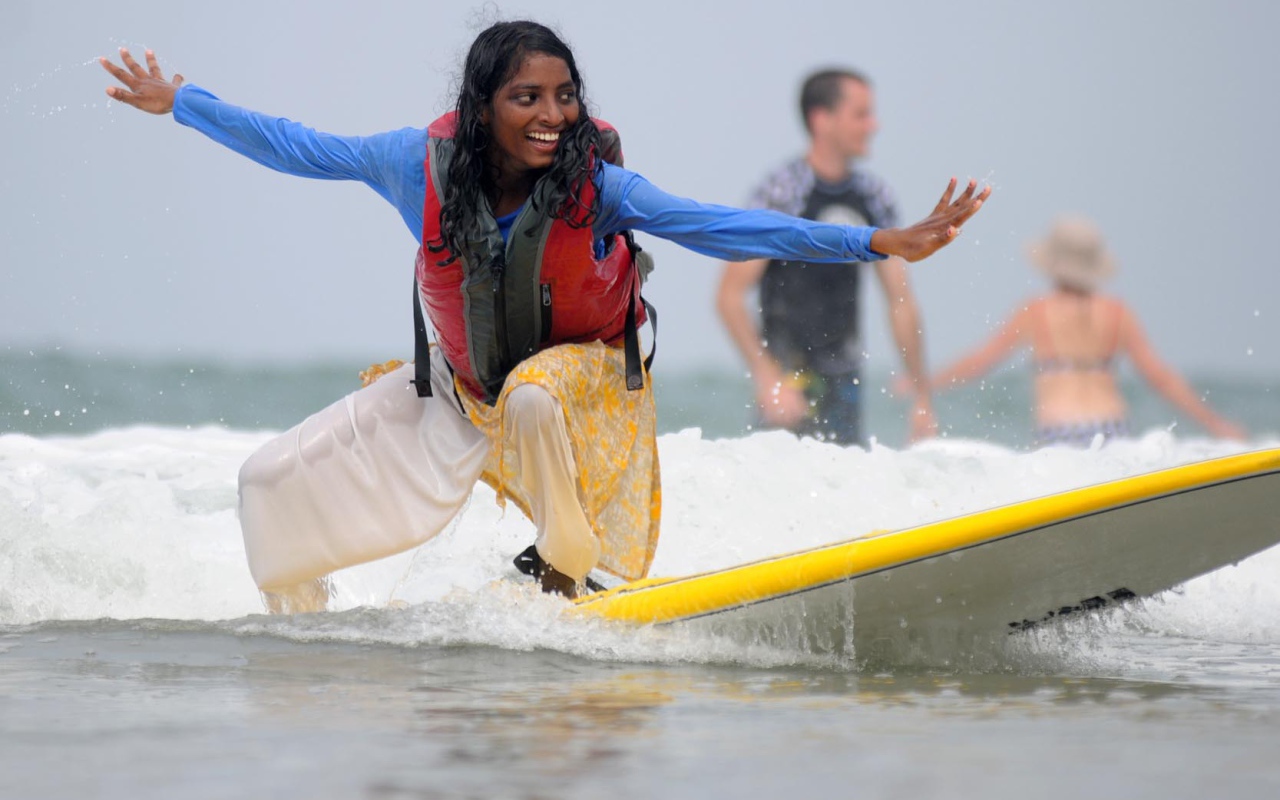 Сёрфингистка в Варкале