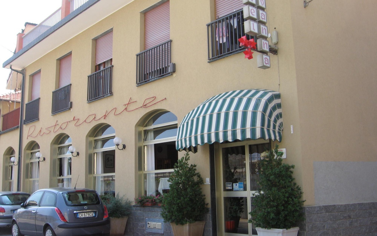 Уютный ресторан на курорте Споторно, Италия