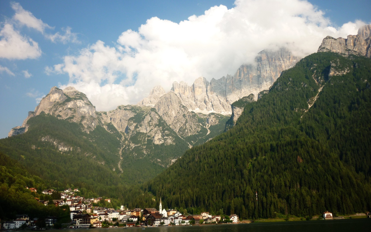 Альпы на курорте Аллеге, Италия