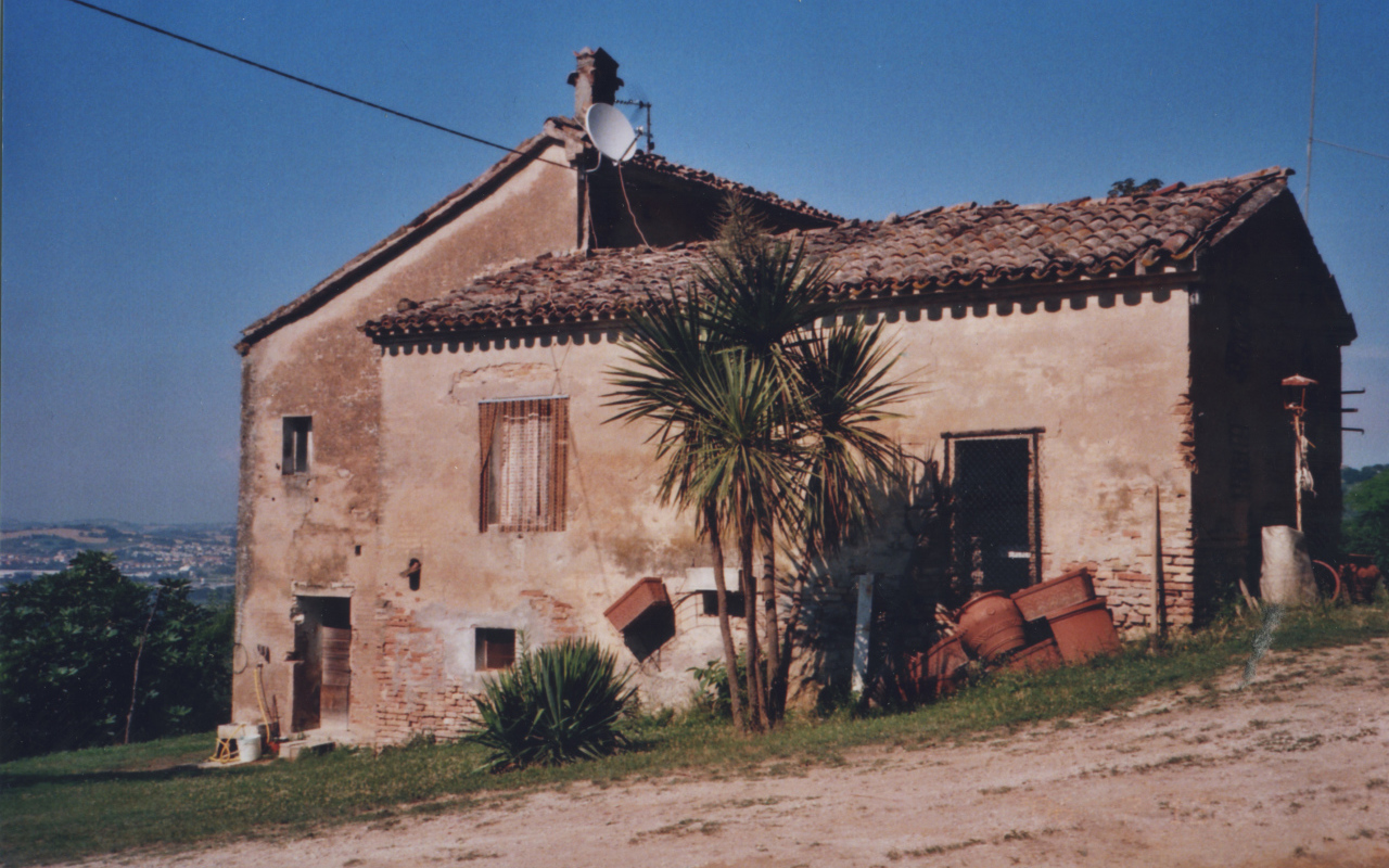 Старинная вилла на курорте Пизавр, Италия