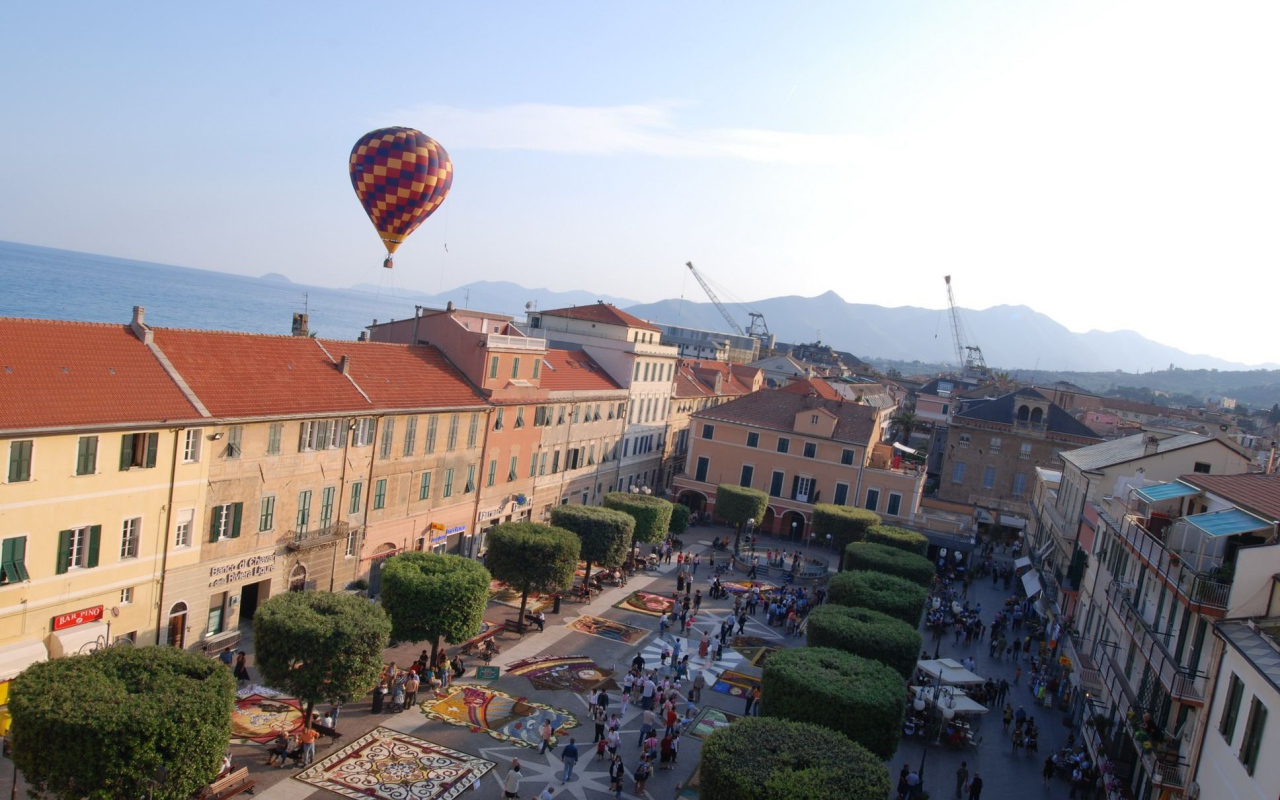 Площадь в городе на курорте в Пьетра Лигуре, Италия