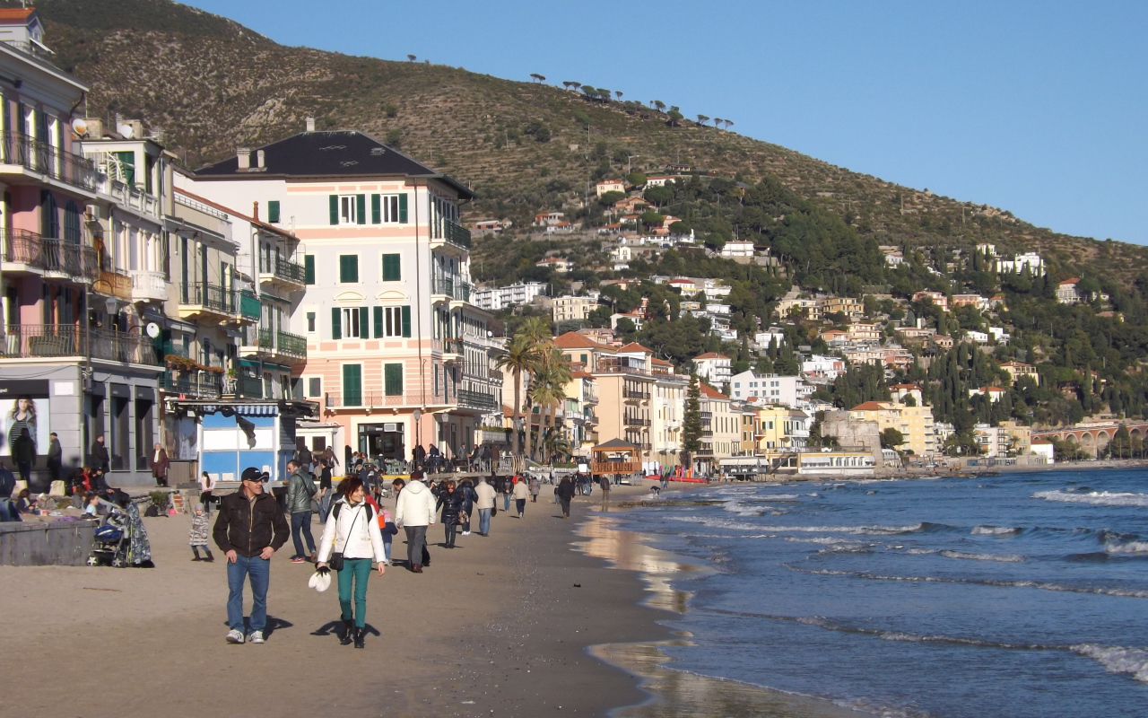 Осенний отдых на пляже на курорте Алассио, Италия