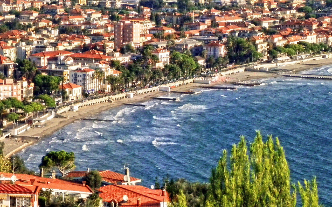 Осенний отдых на пляже на курорте Диано Марино, Италия