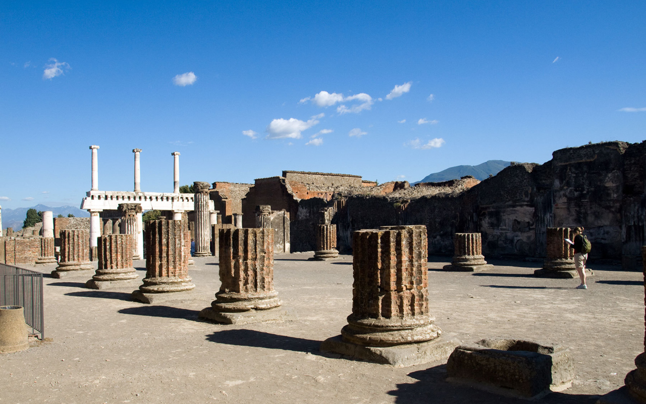 Основания колонн в Помпеях, Италия