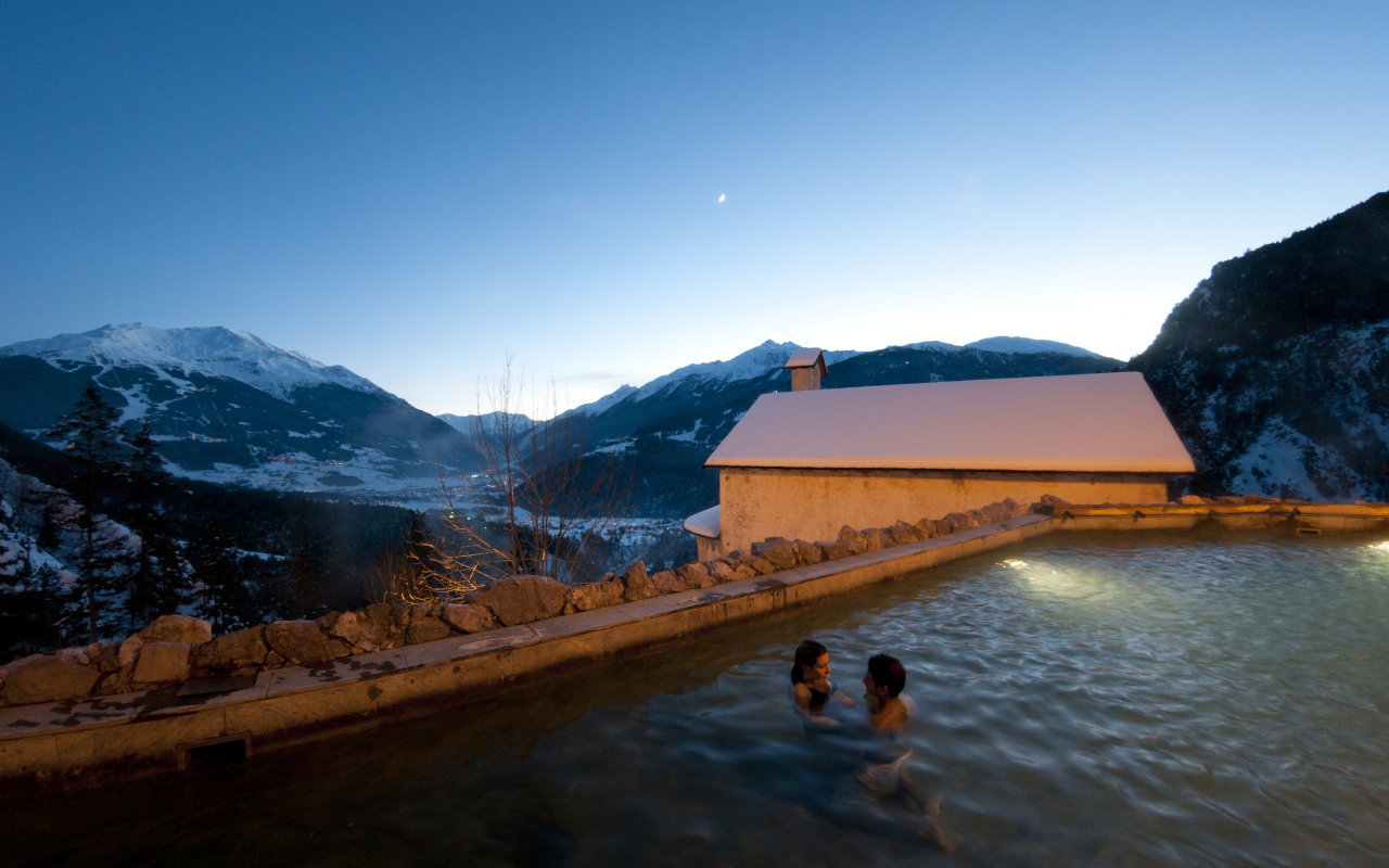 Купание в термальном источнике на курорте в Бормио, Италия