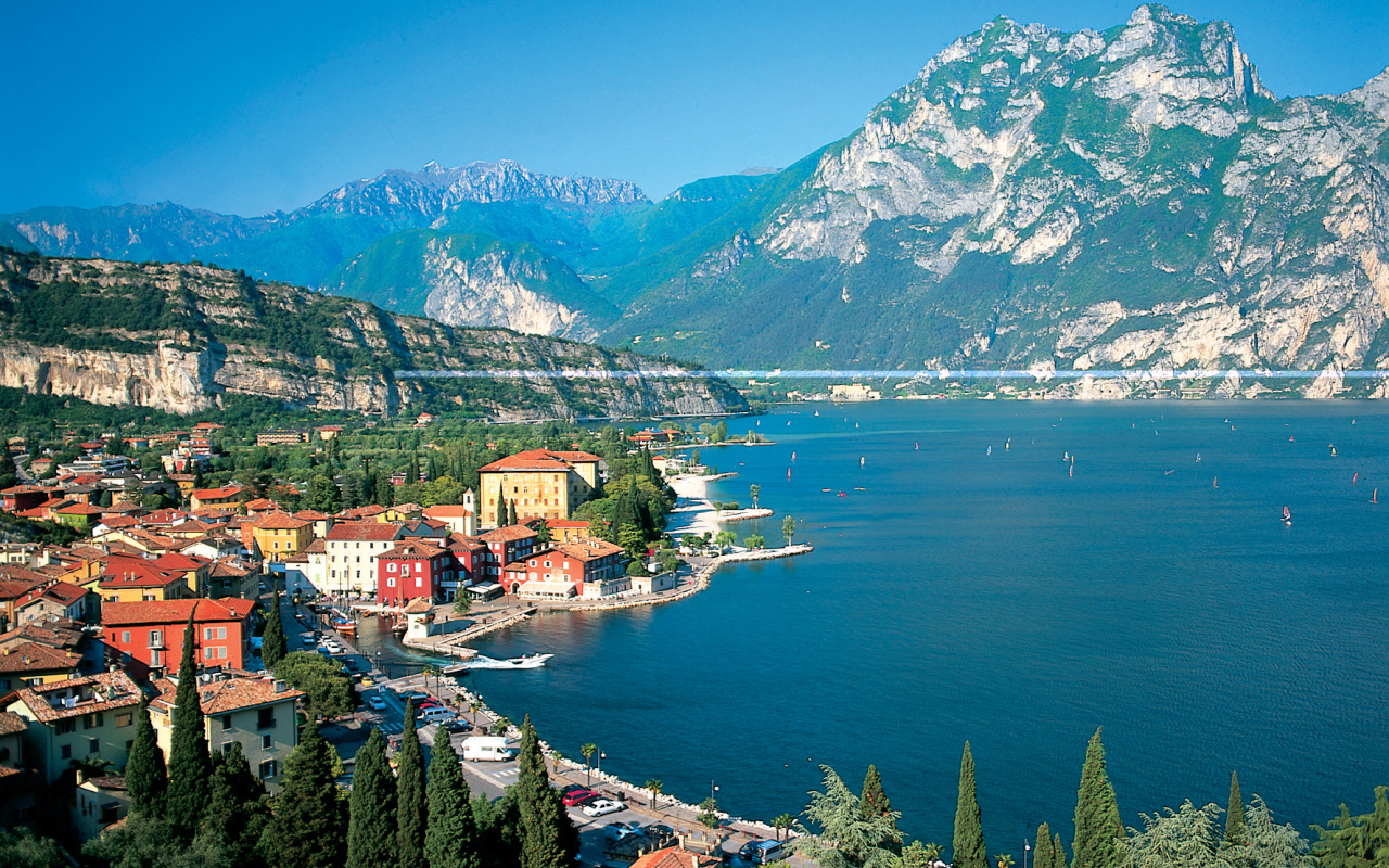 Залив у подножия горы на курорте в Римини, Италия