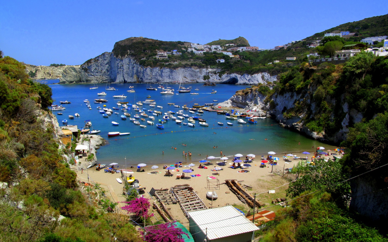 Залив на острове Понца, Италия