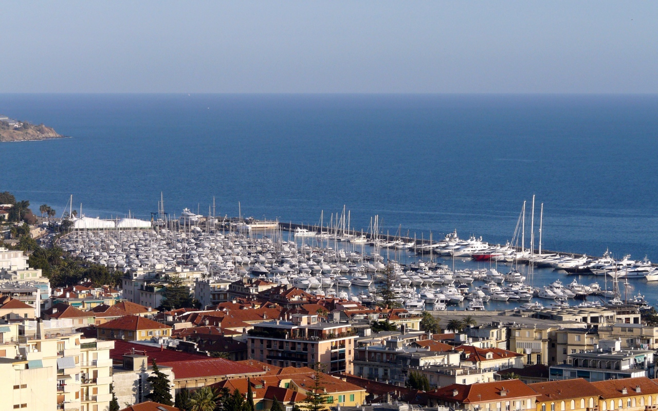 Лодки у побережья в Сан Ремо, Италия