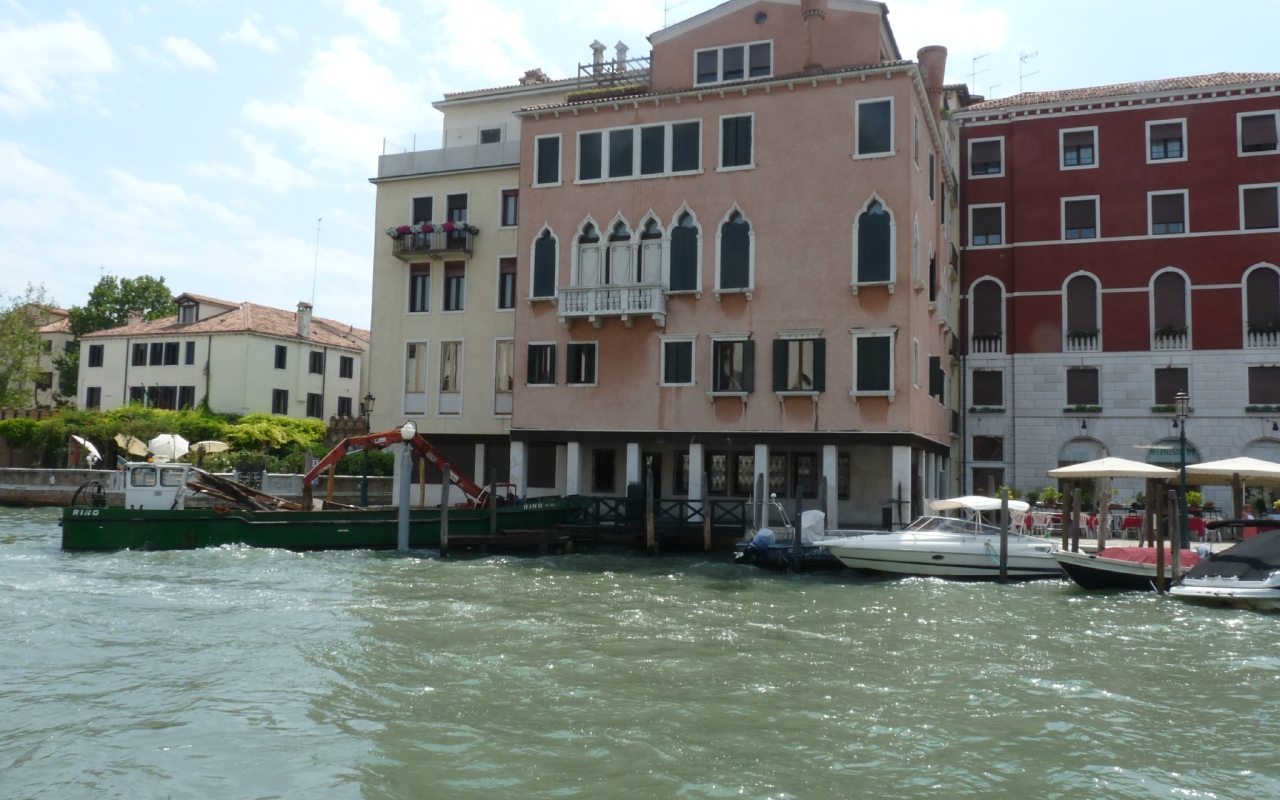 Лодки у пристани на острове Мурано, Италия