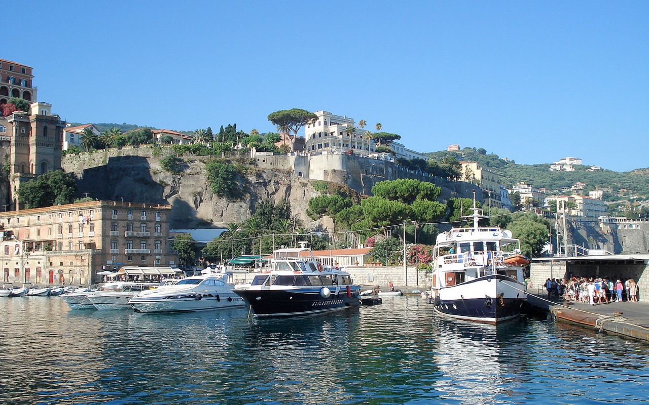 Лодки в порту в Неаполе, Италия