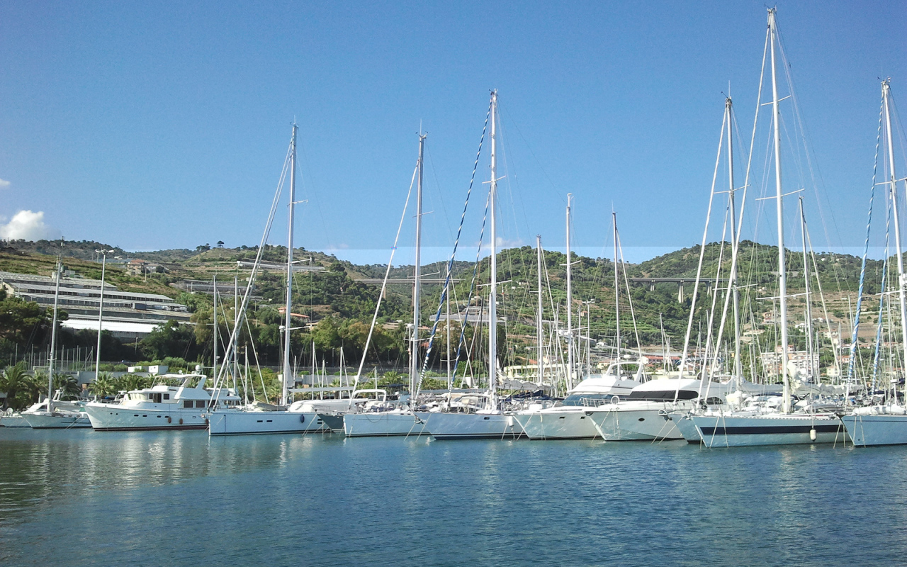 Лодки у причала в Санто Стефано аль Маре, Италия