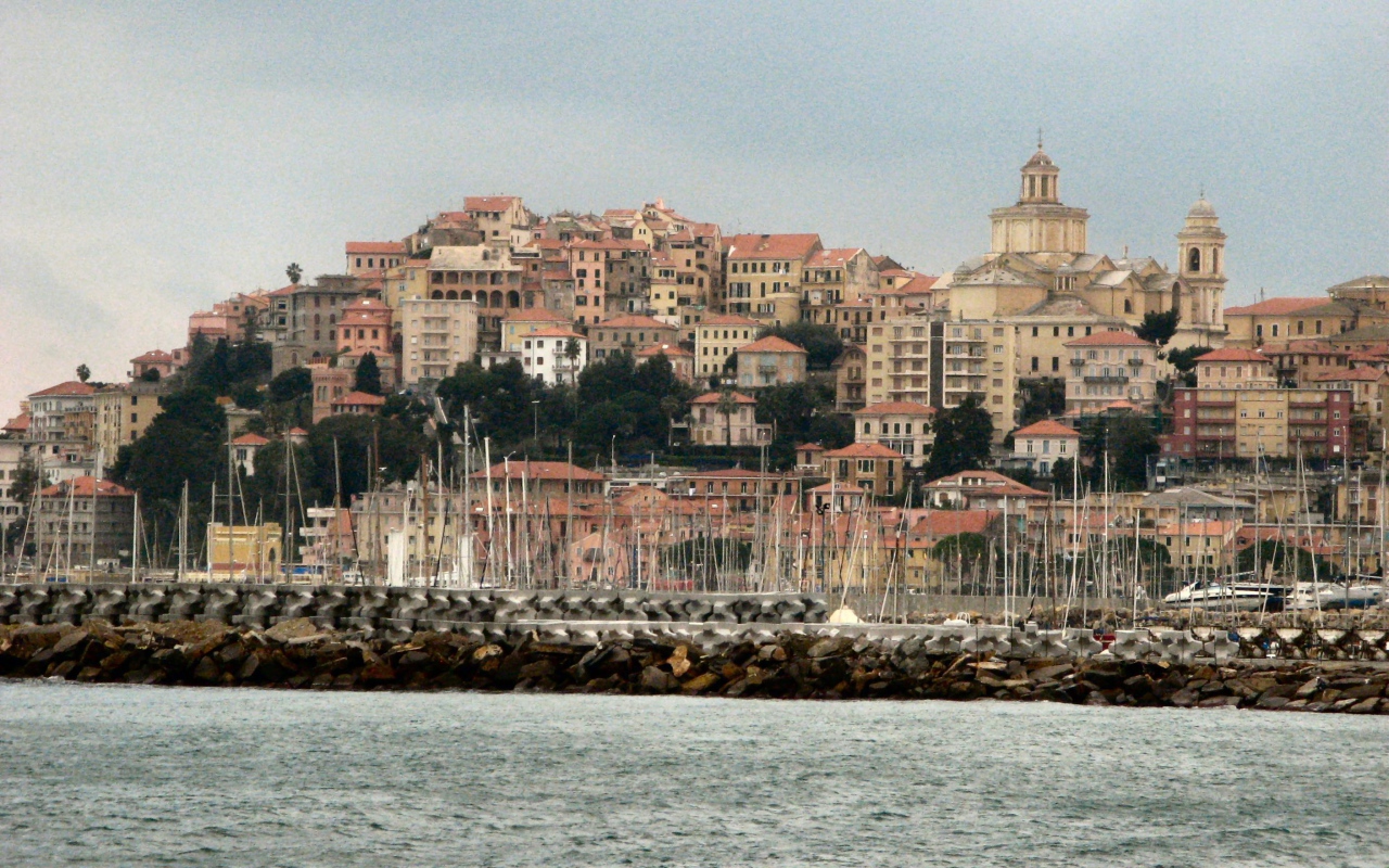 Лодки у причала на курорте Империя, Италия