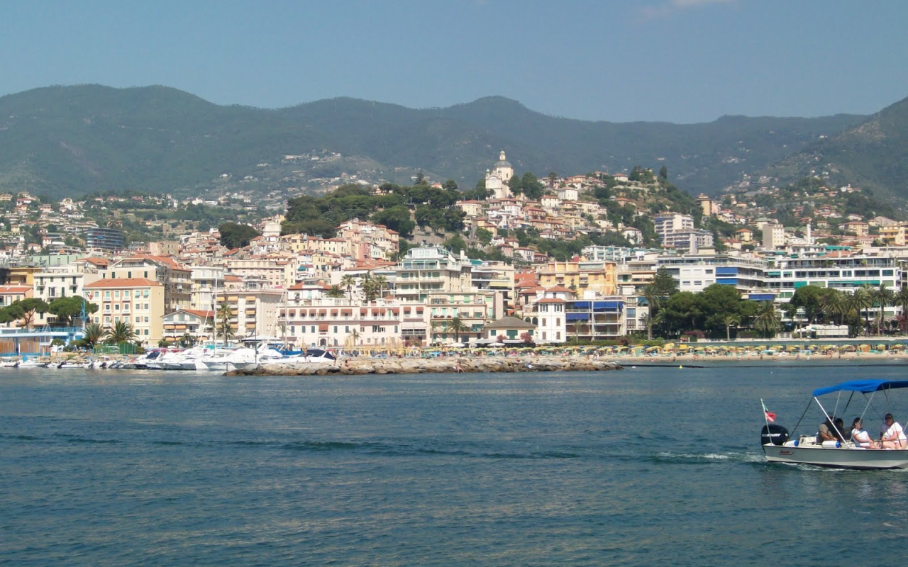 Лодки у причала на курорте Сан Бартоломео Аль Маре, Италия