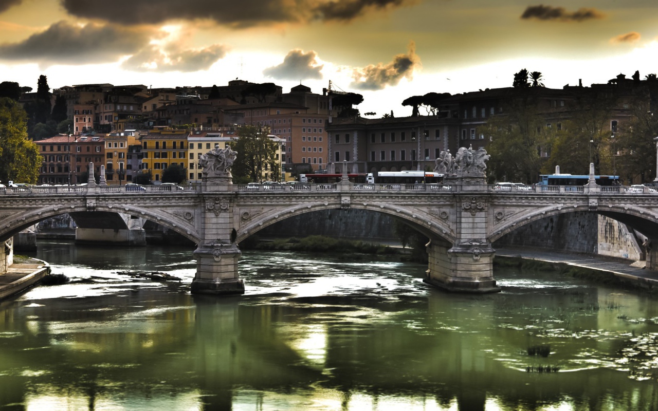 Мост через реку в Риме