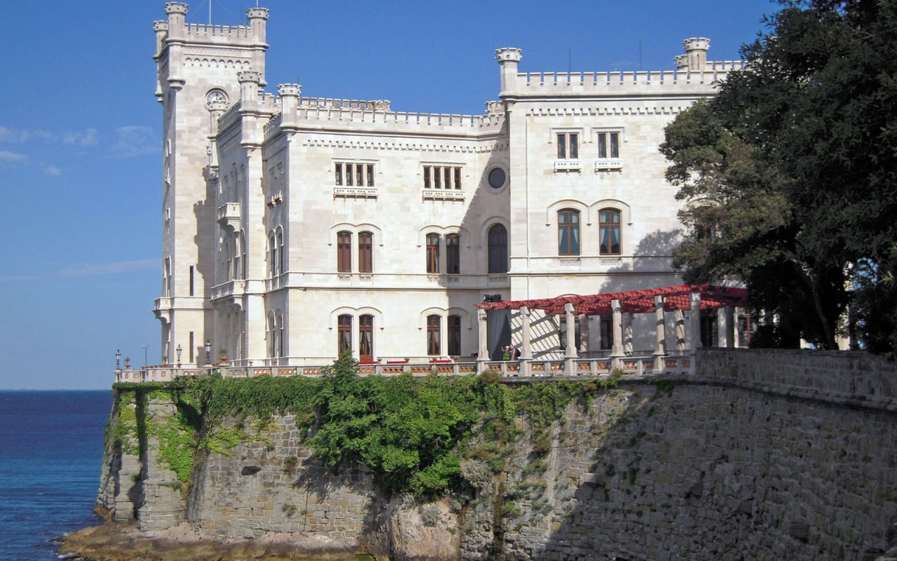 Здание на набережной на курорте в Триесте, Италия