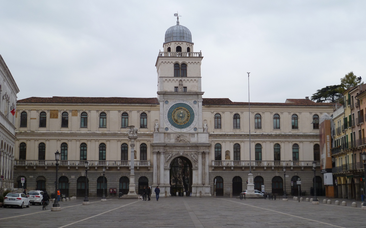 Здание с часами в Падуе, Италия