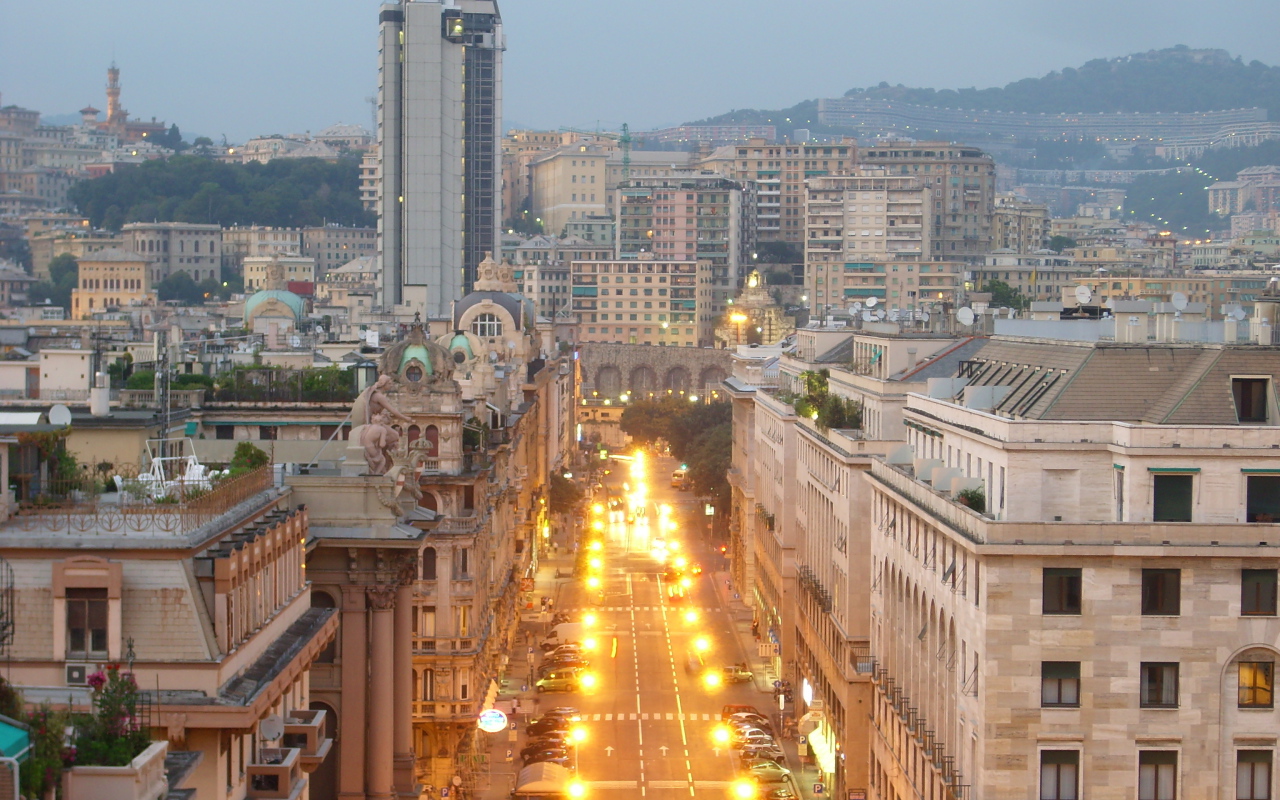 Оживленная улица в Лигурии, Италия