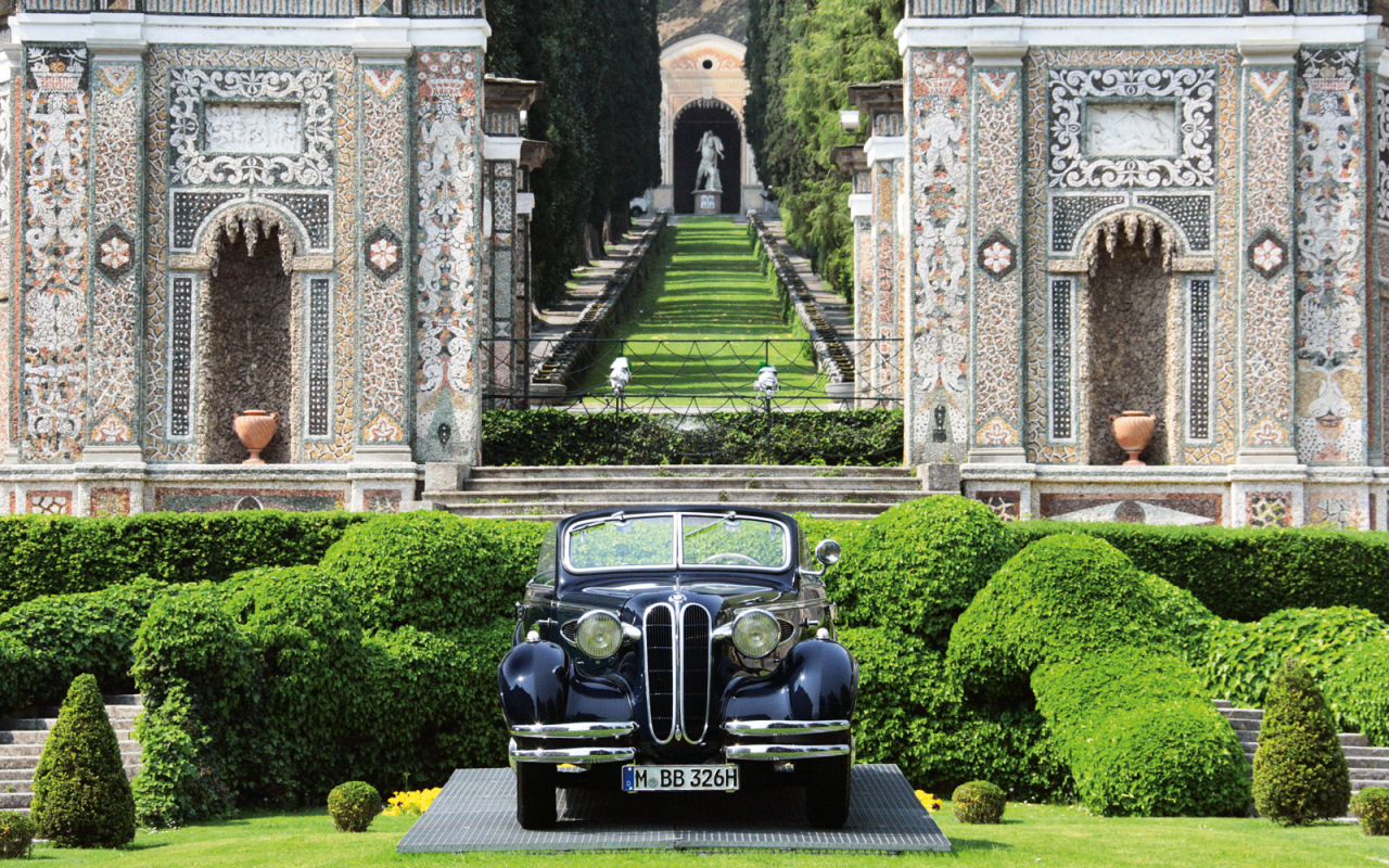 Автомобиль на фоне сада в Тиволи, Италия