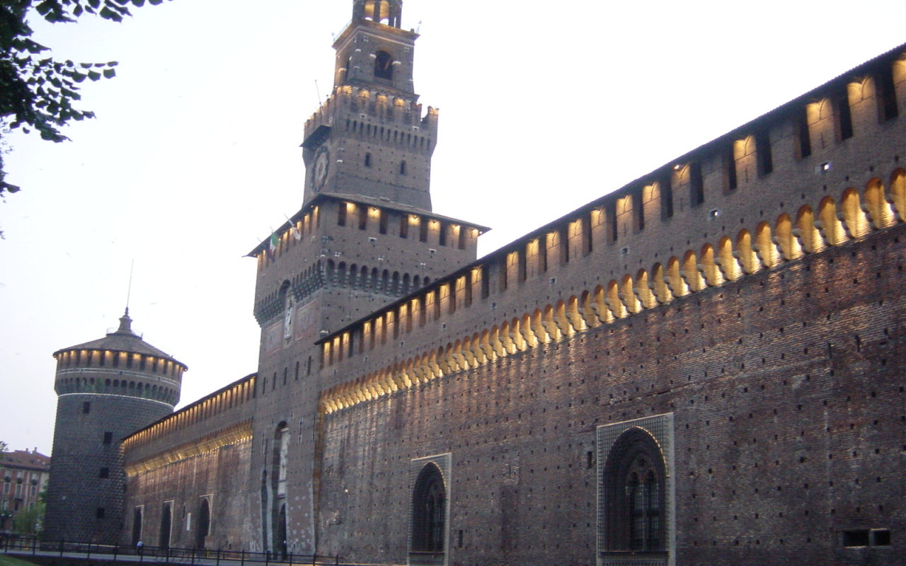 Кастелло Сфорцеско в Милане, Италия