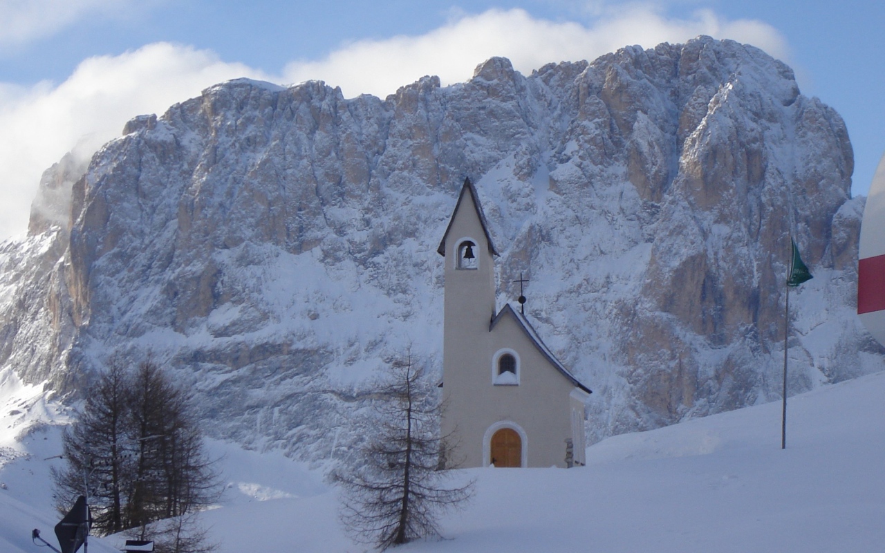 Церковь на фоне Альп на горнолыжном курорте Валь Гардена, Италия
