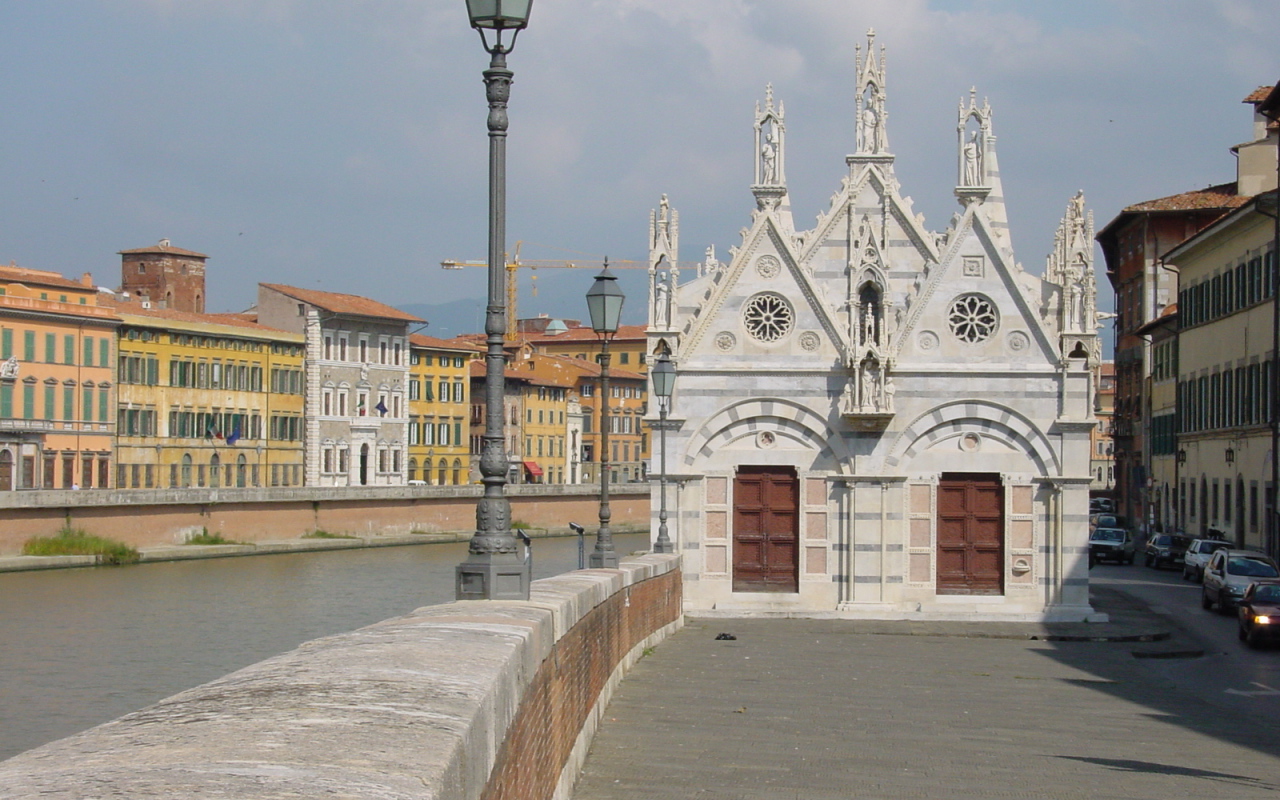 Церковь на берегу канала в Пизе, Италия