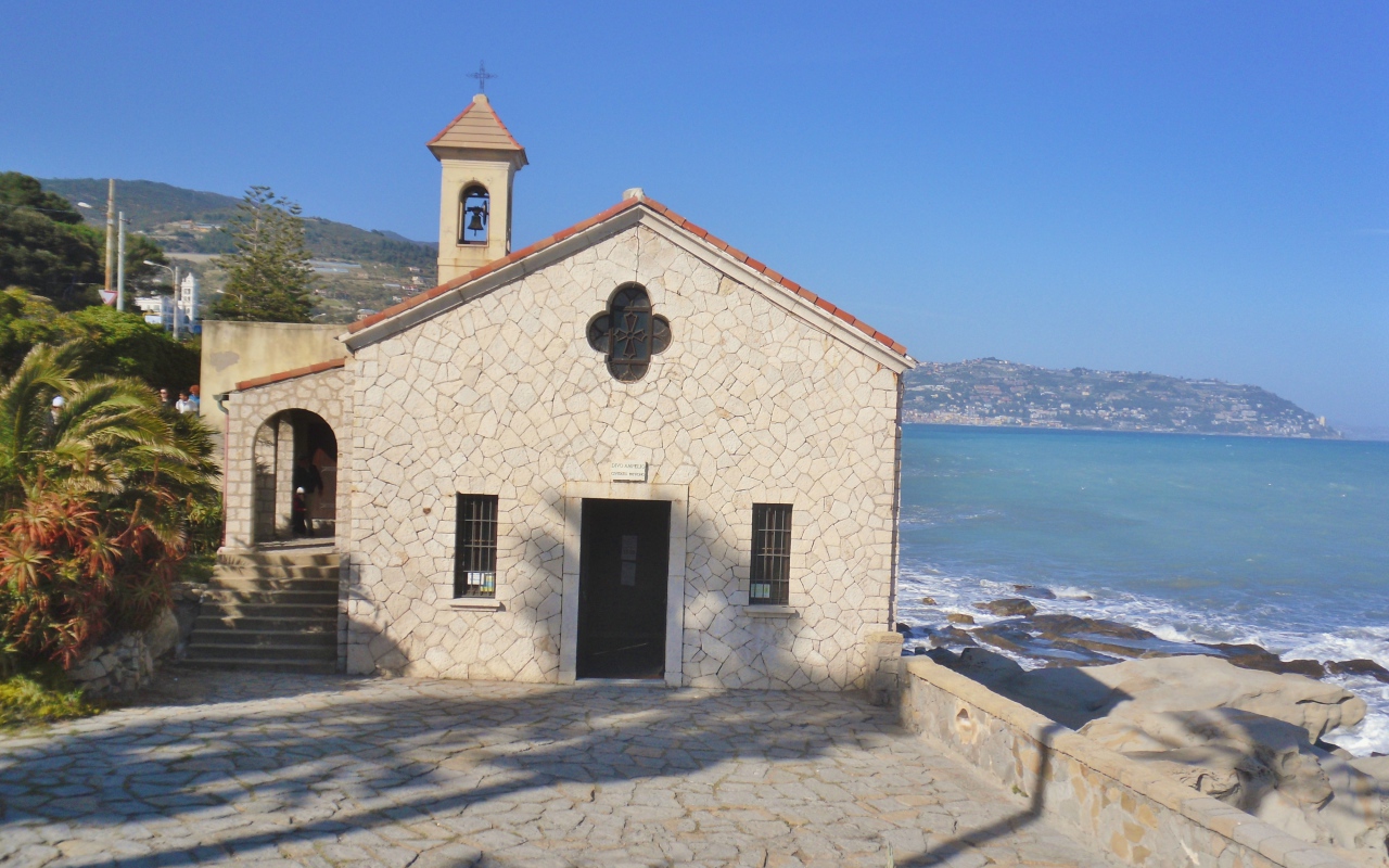 Церковь на набережной на курорте Бордигера, Италия