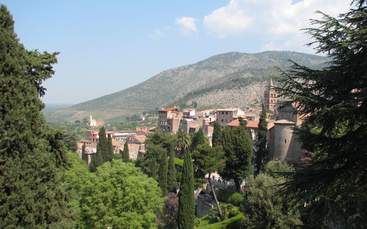 Город на фоне горы в Тиволи, Италия