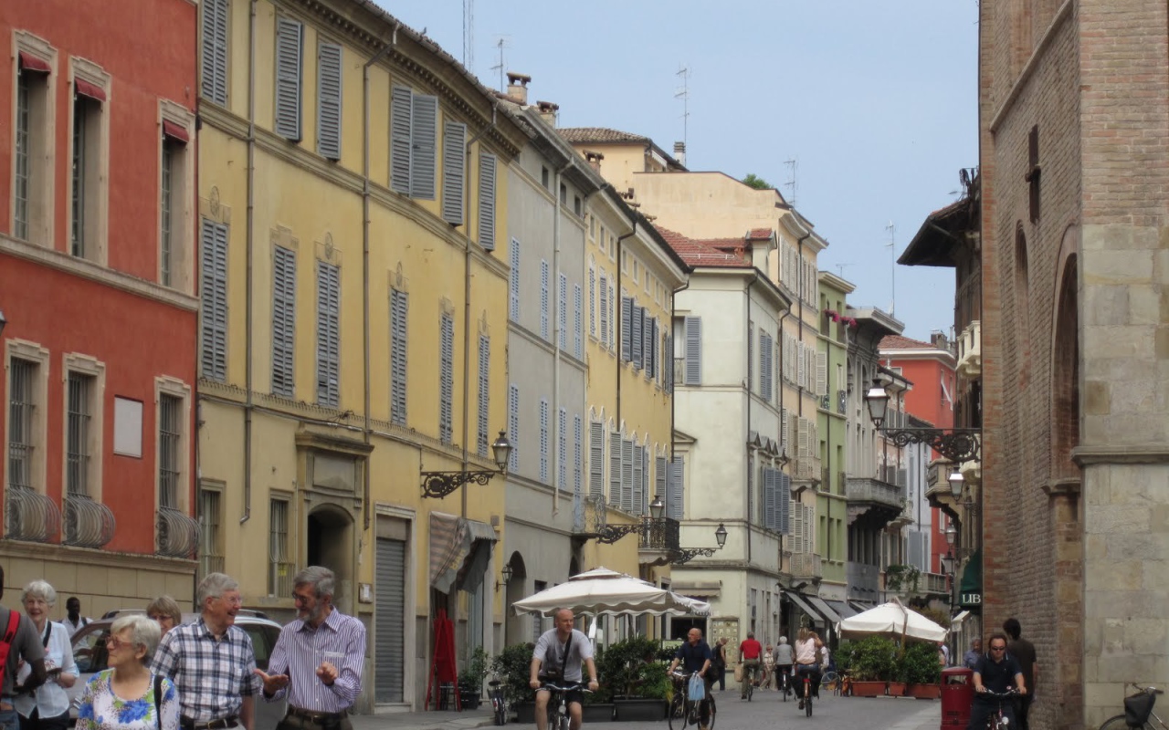 Городская улица в Парме, Италия