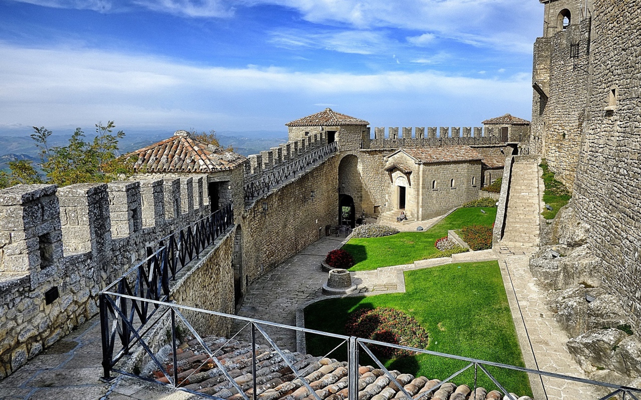 Внутренний дворик в крепости в Сан Марино, Италия