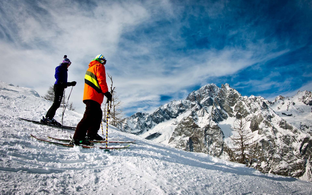 Спуск на лыжах на горнолыжном курорте Курмайор, Италия