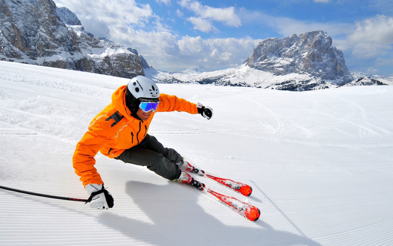 Спуск на лыжах на горнолыжном курорте Валь Гардена, Италия