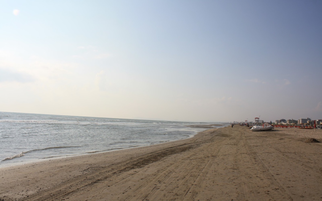 Бескрайний пляж на курорте в Римини, Италия