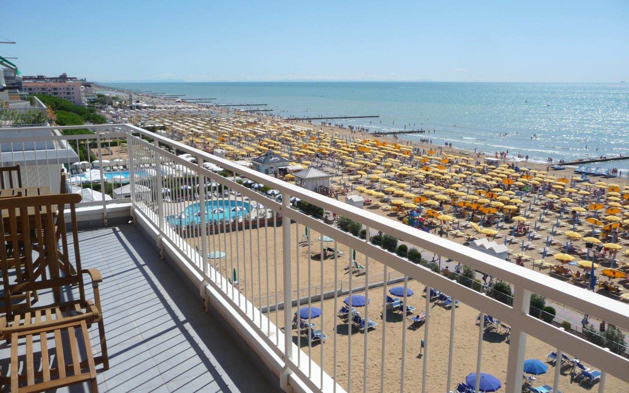 Бескрайний пляж на курорте Лидо ди Езоло, Италия