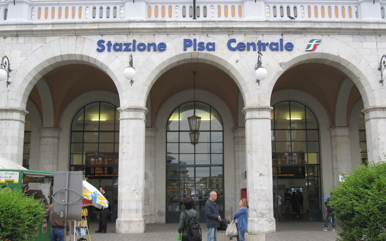 Вход на центральный вокзал в Пизе, Италия