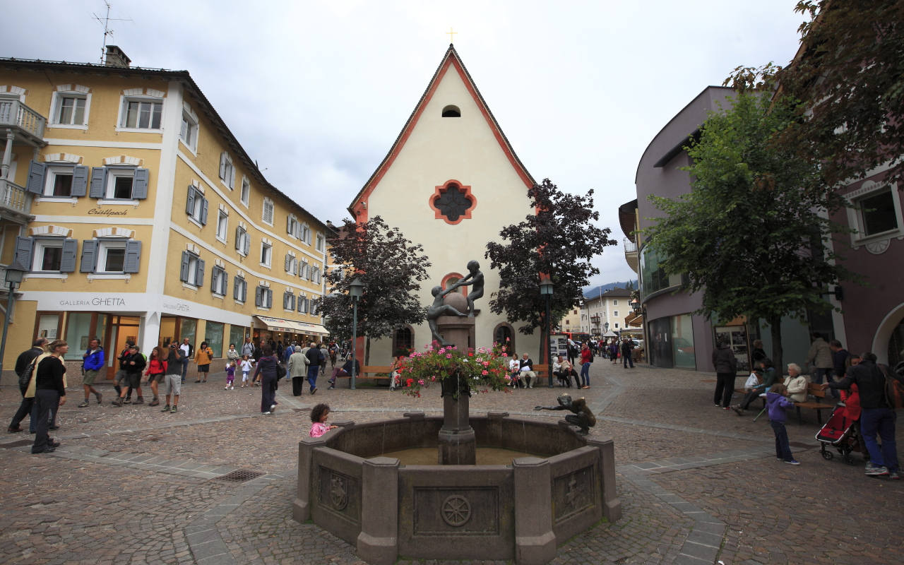 Фонтан на площади на курорте Ортизей, Италия