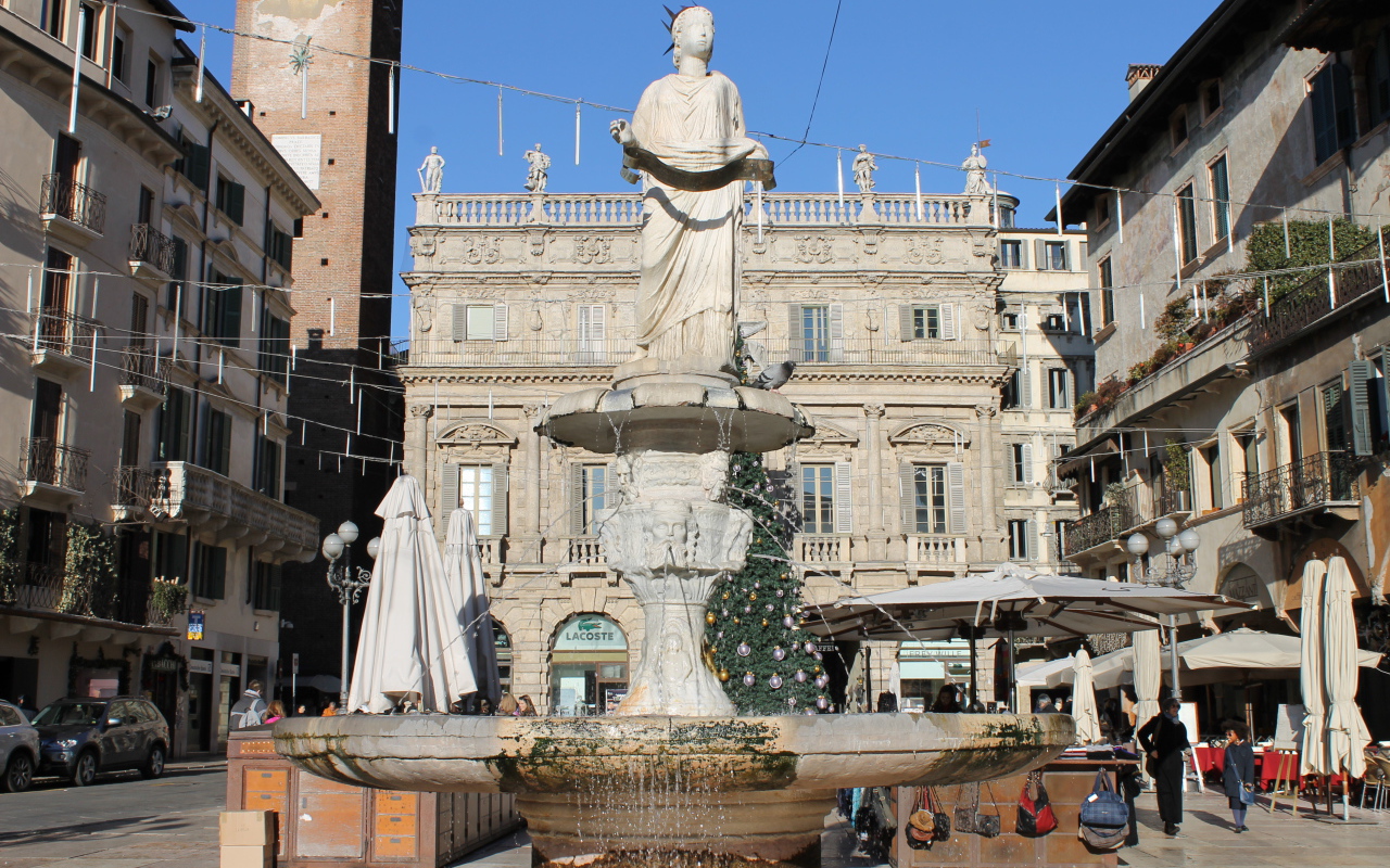 Фонтан на улице в Вероне, Италия